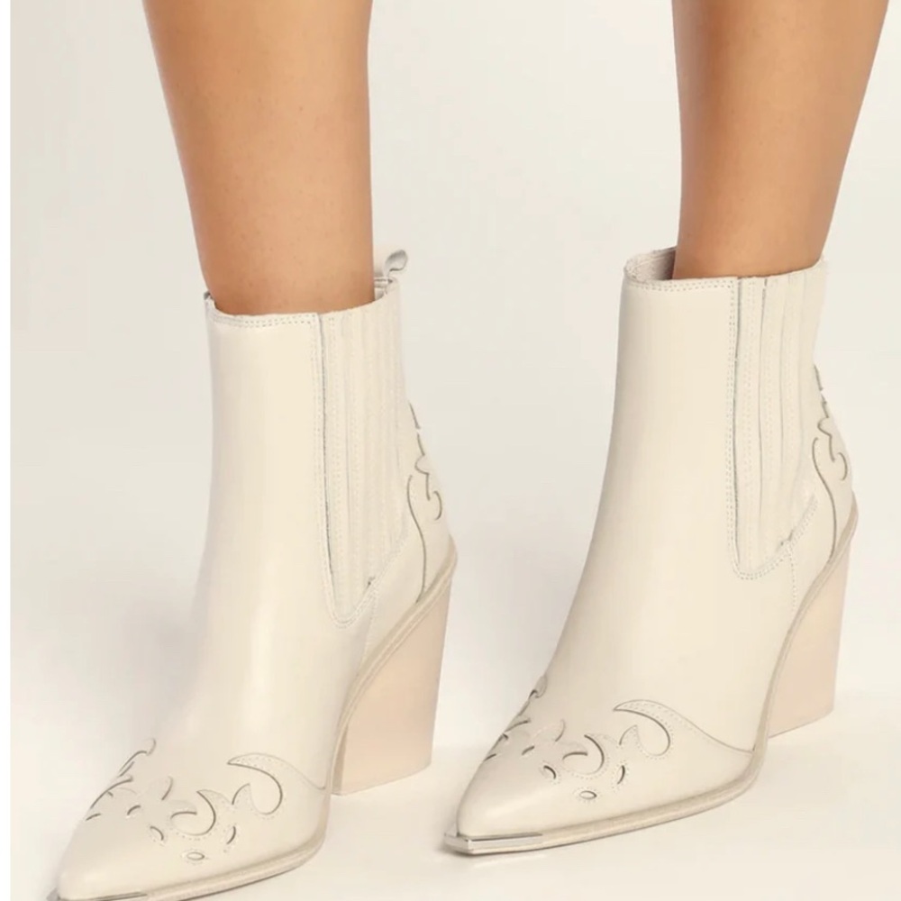 Not for Sale💠 Steve Madden “Tycoon” Boot. Creamy White w/Laser-Cut Details Sz